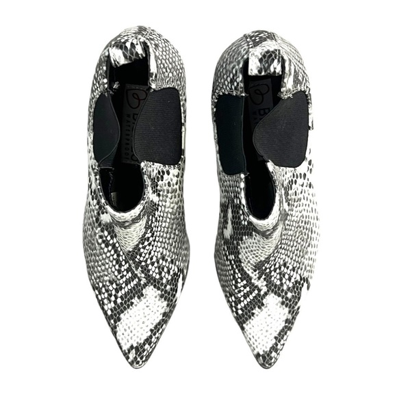 Blondo Emelia Waterproof Chelsea Bootie Black White Snake Print Leather - Size 6 - Picture 5 of 14